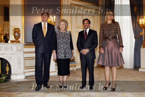 Den Haag 13 januari 2011
Koningin Beatrix Prins Willem Alexander en prinses Maxima ontvangen de sultan van Brunei op paleis Noordeinde.
Peter Smulders bv