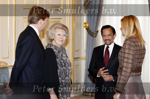 Den Haag 13 januari 2011
Koningin Beatrix Prins Willem Alexander en prinses Maxima ontvangen de sultan van Brunei op paleis Noordeinde.
Peter Smulders bv