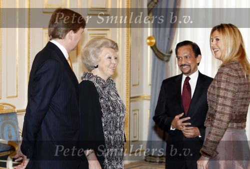 Den Haag 13 januari 2011
Koningin Beatrix Prins Willem Alexander en prinses Maxima ontvangen de sultan van Brunei op paleis Noordeinde.
Peter Smulders bv