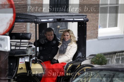 Amsterdam 13 december 2010
Tatjana en Peter v d Vorst in een koets rijdens over de Amsterdamse Grachtend voor opnames Programma waarin Tatjana op zoek gaat naar een man.