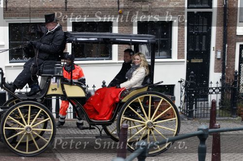 Amsterdam 13 december 2010
Tatjana en Peter v d Vorst in een koets rijdens over de Amsterdamse Grachtend voor opnames Programma waarin Tatjana op zoek gaat naar een man.