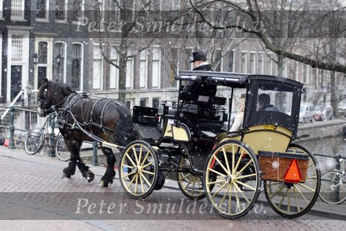 Amsterdam 13 december 2010
Tatjana en Peter v d Vorst in een koets rijdens over de Amsterdamse Grachtend voor opnames Programma waarin Tatjana op zoek gaat naar een man.