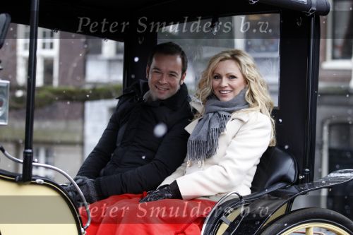Amsterdam 13 december 2010
Tatjana en Peter v d Vorst in een koets rijdens over de Amsterdamse Grachtend voor opnames Programma waarin Tatjana op zoek gaat naar een man.