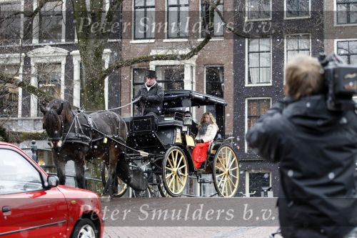 Amsterdam 13 december 2010
Tatjana en Peter v d Vorst in een koets rijdens over de Amsterdamse Grachtend voor opnames Programma waarin Tatjana op zoek gaat naar een man.