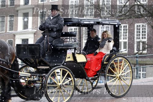 Amsterdam 13 december 2010
Tatjana en Peter v d Vorst in een koets rijdens over de Amsterdamse Grachtend voor opnames Programma waarin Tatjana op zoek gaat naar een man.