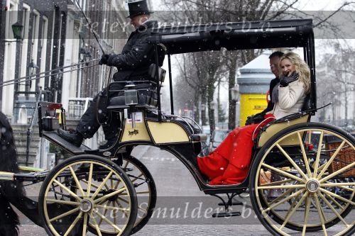 Amsterdam 13 december 2010
Tatjana en Peter v d Vorst in een koets rijdens over de Amsterdamse Grachtend voor opnames Programma waarin Tatjana op zoek gaat naar een man.