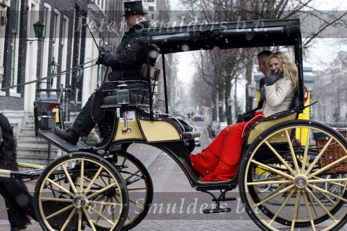 Amsterdam 13 december 2010
Tatjana en Peter v d Vorst in een koets rijdens over de Amsterdamse Grachtend voor opnames Programma waarin Tatjana op zoek gaat naar een man.