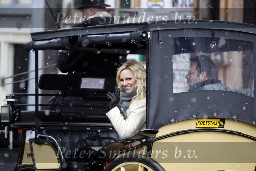 Amsterdam 13 december 2010
Tatjana en Peter v d Vorst in een koets rijdens over de Amsterdamse Grachtend voor opnames Programma waarin Tatjana op zoek gaat naar een man.