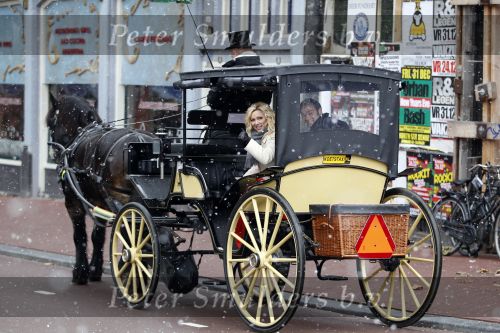 Amsterdam 13 december 2010
Tatjana en Peter v d Vorst in een koets rijdens over de Amsterdamse Grachtend voor opnames Programma waarin Tatjana op zoek gaat naar een man.