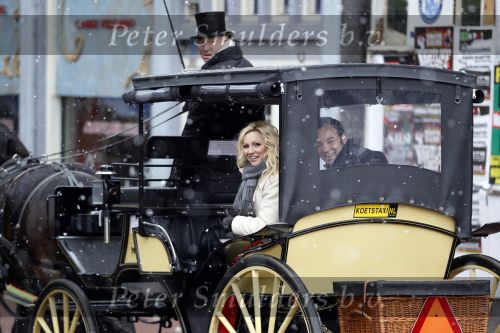 Amsterdam 13 december 2010
Tatjana en Peter v d Vorst in een koets rijdens over de Amsterdamse Grachtend voor opnames Programma waarin Tatjana op zoek gaat naar een man.