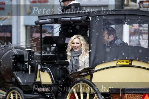 Amsterdam 13 december 2010
Tatjana en Peter v d Vorst in een koets rijdens over de Amsterdamse Grachtend voor opnames Programma waarin Tatjana op zoek gaat naar een man.