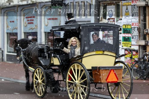 Amsterdam 13 december 2010
Tatjana en Peter v d Vorst in een koets rijdens over de Amsterdamse Grachtend voor opnames Programma waarin Tatjana op zoek gaat naar een man.
