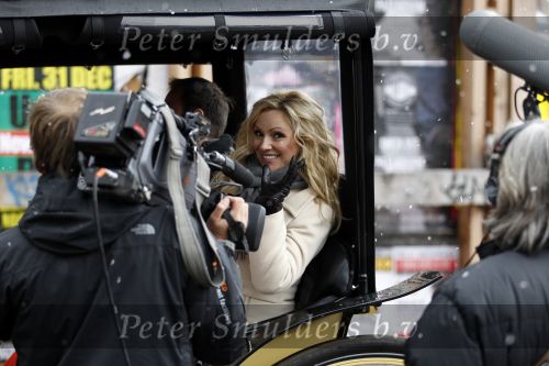 Amsterdam 13 december 2010
Tatjana en Peter v d Vorst in een koets rijdens over de Amsterdamse Grachtend voor opnames Programma waarin Tatjana op zoek gaat naar een man.