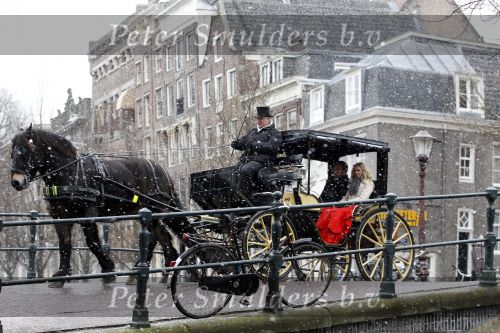 Amsterdam 13 december 2010
Tatjana en Peter v d Vorst in een koets rijdens over de Amsterdamse Grachtend voor opnames Programma waarin Tatjana op zoek gaat naar een man.