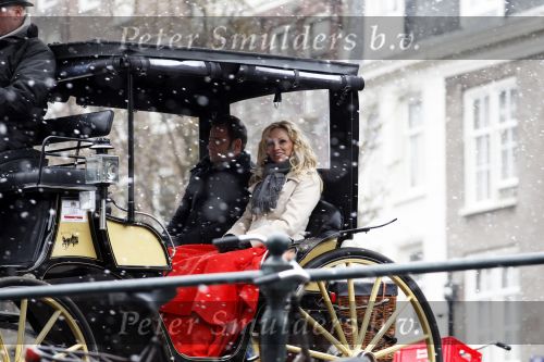 Amsterdam 13 december 2010
Tatjana en Peter v d Vorst in een koets rijdens over de Amsterdamse Grachtend voor opnames Programma waarin Tatjana op zoek gaat naar een man.