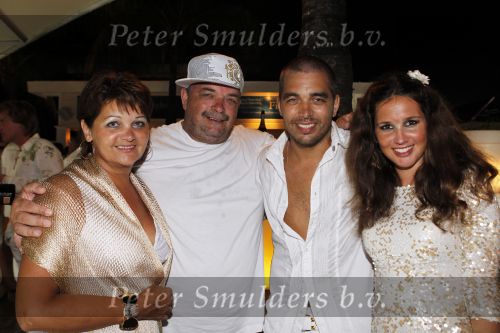 Curacao 1 januari 2010
Waylon en zijn vriendin vieren oud en nieuw jaar bij Mambo Beach op Curacao.
Ook zijn ouders zijn erbij.
Peter Smulders bv