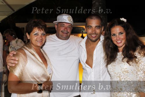 Curacao 1 januari 2010
Waylon en zijn vriendin vieren oud en nieuw jaar bij Mambo Beach op Curacao.
Ook zijn ouders zijn erbij.
Peter Smulders bv