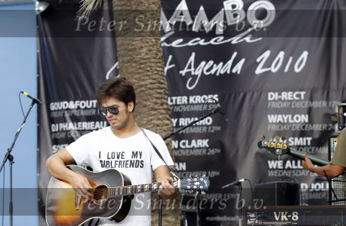Curacao 24 december 2010
Waylon tijdens repetities op Mambo Beach. Hij draagt t shirt met leuke tekst.
Peter Smulders bv