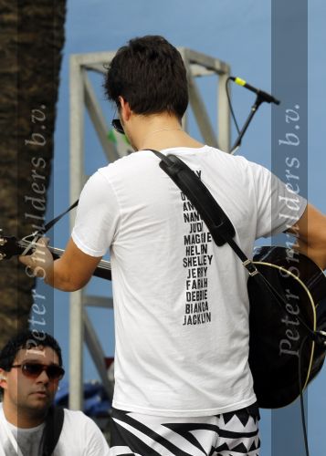 Curacao 24 december 2010
Waylon tijdens repetities op Mambo Beach. Hij draagt t shirt met leuke tekst.
Peter Smulders bv