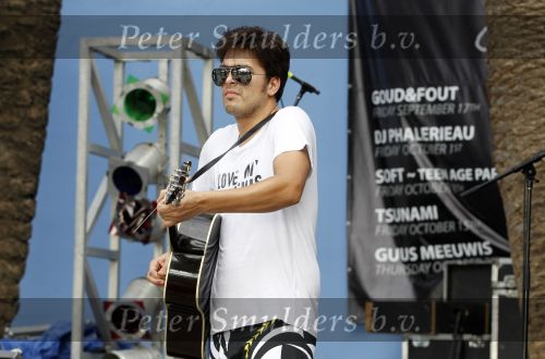 Curacao 24 december 2010
Waylon tijdens repetities op Mambo Beach. Hij draagt t shirt met leuke tekst.
Peter Smulders bv