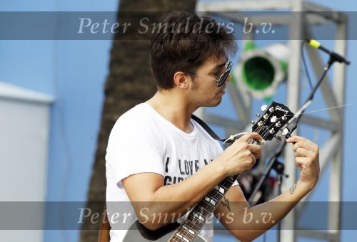 Curacao 24 december 2010
Waylon tijdens repetities op Mambo Beach. Hij draagt t shirt met leuke tekst.
Peter Smulders bv