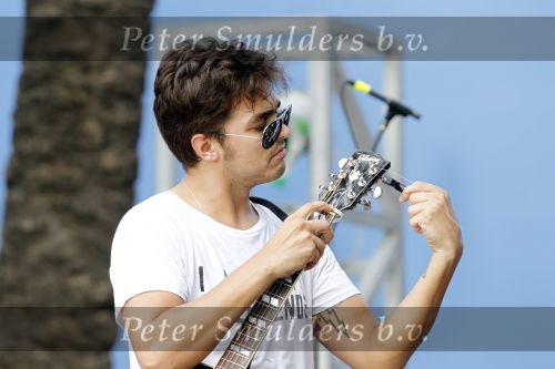 Curacao 24 december 2010
Waylon tijdens repetities op Mambo Beach. Hij draagt t shirt met leuke tekst.
Peter Smulders bv