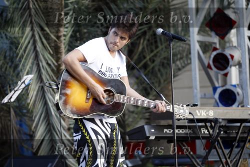 Curacao 24 december 2010
Waylon tijdens repetities op Mambo Beach. Hij draagt t shirt met leuke tekst.
Peter Smulders bv