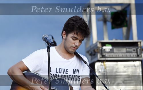 Curacao 24 december 2010
Waylon tijdens repetities op Mambo Beach. Hij draagt t shirt met leuke tekst.
Peter Smulders bv