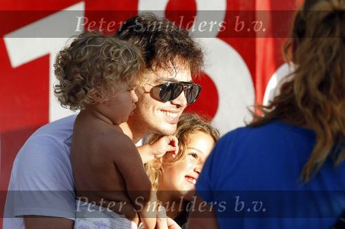Curacao 24 december 2010
Waylon tijdens repetities op Mambo Beach. Hij draagt t shirt met leuke tekst.
Peter Smulders bv