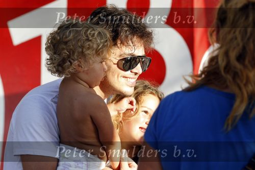 Curacao 24 december 2010
Waylon tijdens repetities op Mambo Beach. Hij draagt t shirt met leuke tekst.
Peter Smulders bv