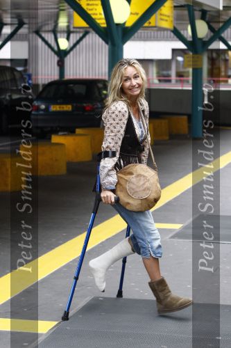 Amsterdam 17 april 2009
Wendy v Dijk wordt door haar vriend Erland Galjaard naar het AMC ziekenhuis gebracht om haar gebroken voet in het loop gips te zetten.
Peter Smulders bv