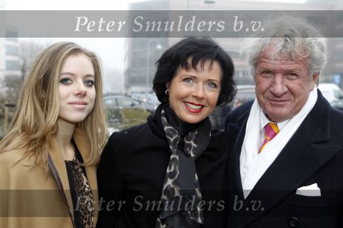 Hoofddorp 7 december 2010
Willibrord Frequin met zijn nieuwe vriendin en haar dochter.
Peter Smulders bv