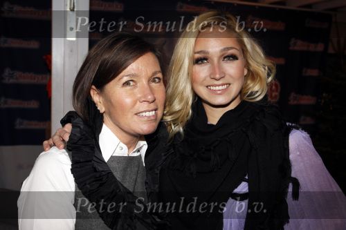 Amsterdam 2 november 2010
Premiere Holiday on ice bij de RAI en de zuidpool. zangeres Do (dominique v Hulst) met moeder
Peter Smulders bv