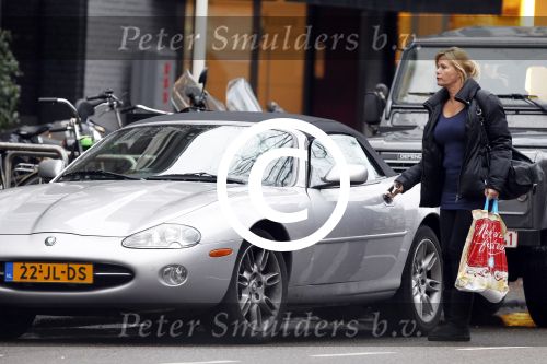 Amsterdam 22 december 2011
Anita Schuts met haar jaguar cabrio.
Peter Smulders bv