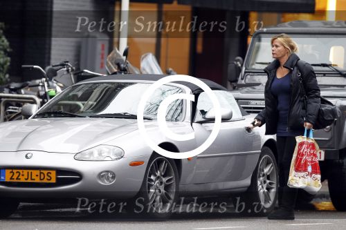 Amsterdam 22 december 2011
Anita Schuts met haar jaguar cabrio.
Peter Smulders bv