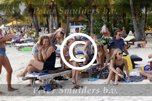 Curacao 31 december 2011
Annemarie v d Sar tennist op het strand van lions dive.
Peter Smulders bv