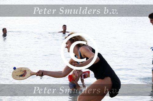 Curacao 31 december 2011
Annemarie v d Sar tennist op het strand van lions dive.
Peter Smulders bv