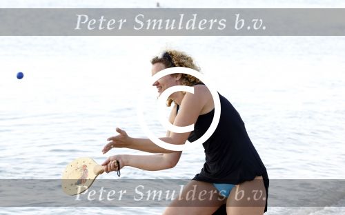 Curacao 31 december 2011
Annemarie v d Sar tennist op het strand van lions dive.
Peter Smulders bv