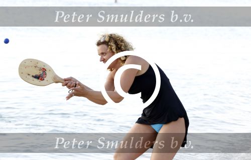 Curacao 31 december 2011
Annemarie v d Sar tennist op het strand van lions dive.
Peter Smulders bv