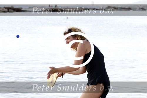 Curacao 31 december 2011
Annemarie v d Sar tennist op het strand van lions dive.
Peter Smulders bv