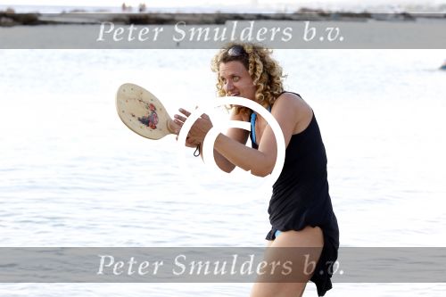 Curacao 31 december 2011
Annemarie v d Sar tennist op het strand van lions dive.
Peter Smulders bv