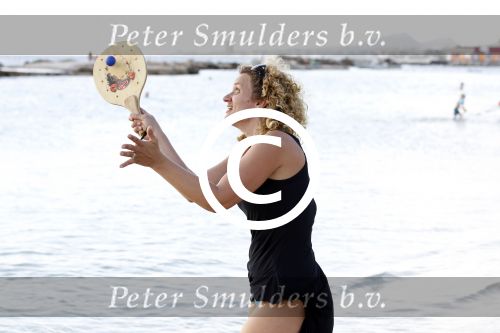 Curacao 31 december 2011
Annemarie v d Sar tennist op het strand van lions dive.
Peter Smulders bv
