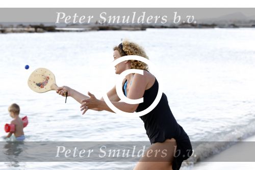 Curacao 31 december 2011
Annemarie v d Sar tennist op het strand van lions dive.
Peter Smulders bv