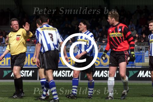 Eindhoven, 28 april 2001
Wedstrijd tussen EVV Eindhoven -FC Den Bosch, eindstand 2-2.
John Lapponder, Dennis v Veghel en scheidsrechter H v Dijk

PETER SMULDERS BV