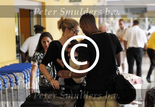Curacao 8 januari 2012
Sunnery james haalt vrouw en Doutzen Kroes en zoon Phyllon op op het vliegveld van Curacao.
Peter Smulders bv