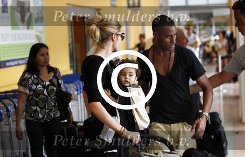 Curacao 8 januari 2012
Sunnery james haalt vrouw en Doutzen Kroes en zoon Phyllon op op het vliegveld van Curacao.
Peter Smulders bv