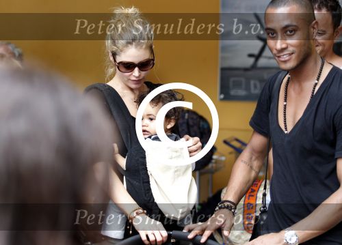 Curacao 8 januari 2012
Sunnery james haalt vrouw en Doutzen Kroes en zoon Phyllon op op het vliegveld van Curacao.
Peter Smulders bv