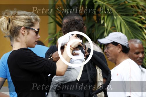 Curacao 8 januari 2012
Sunnery james haalt vrouw en Doutzen Kroes en zoon Phyllon op op het vliegveld van Curacao.
Peter Smulders bv
