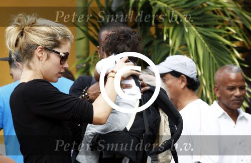 Curacao 8 januari 2012
Sunnery james haalt vrouw en Doutzen Kroes en zoon Phyllon op op het vliegveld van Curacao.
Peter Smulders bv