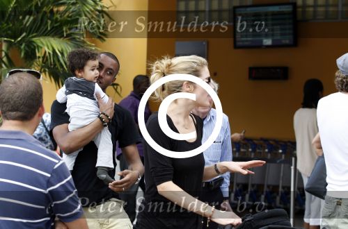 Curacao 8 januari 2012
Sunnery james haalt vrouw en Doutzen Kroes en zoon Phyllon op op het vliegveld van Curacao.
Peter Smulders bv